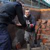 Gut sortiert sollen die nicht beschädigten Dachziegel bei Sanierungsvorhaben in der Altstadt wieder verwendet werden.