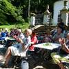 Publikum beim Poetenwettstreit 2018 an dem idyllischen Platz vor dem Spiegel-Mausoleum in den Halberstädter Bergen