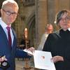 Oberbürgermeister Andreas Henke (Die Linke) überreicht Pfarrerin Hannah Becker die Verdienstmedaille der Stadt.