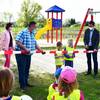 Diese wichtige Aufgabe übernehmen die großen Kinder der KITA „Spatzennest“ selber und durchschneiden das Sperrband zum neuen Spielplatz in Aspenstedt.