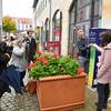 Verkehrsplaner Martin Habsick und Nicile Huhn aus der Tourist-Information nehmen die neue E-Bike Ladestation offiziell in Betrieb