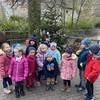 Kinder aus der Kita Waldblick II schmücken den Weihnachtsbaum im Halberstädter Tiergarten