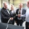HBS Technik produziert hochpräzise Metallteile für Cabrio-Verdecke  Firmenbesuch des Oberbürgermeisters Andreas Henke