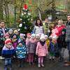 Weihnachtsbaumschmücken im Tiergarten