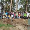 Kinder der Kita Kunterbunt pflanzen 1500 Kieferbäumchen im Osterholz