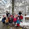 Kinder der Kita 'Waldblick' schmücken Weihnachtsbaum im Tiergarten