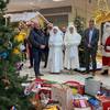 Strahlende Kinderaugen zur Bescherung am Wunschweihnachtsbaum