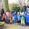 Hasengruppe schmückt Weihnachtsbaum im Tiergarten Halberstadt