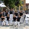 Schachtanzgruppe des Lebendschachensemble auf dem Domplatz in Halberstadt.