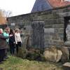 Käko-Gymnasialschülerinnen beschäftigen sich mit „untergegangenen religiösen Orten in Halberstadt“, Architekturrelikte der Paulskirche, eingelassen in eine Begrenzungsmauer auf dem Grundstück des Städtischen Museums