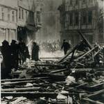 Fliehende Menschen am Mittag des 8. April 1945 in der Halberstädter Schmiedestraße (Fotograf ist unbekannt) [(c) Sammlung Städtisches Museum Halberstadt]