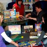 Die Mitarbeiterinnen der Stadtbibliothek präsentieren die Vielfalt der
Brett- und Gesellschaftsspiele.