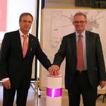 Halberstadts Oberbürgermeister Andreas Henke (links) und Michael Preiß von der Telekom AG gaben im Halberstädter Rathaus den symbolischen Startschuss für die neuen VDSL-Internetseiten.