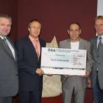 Scheck über 5.000 Euro von den ÖSA Versicherungen