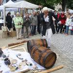 Johann Wilhelm Ludwig Gleim alias Arnold Hofheinz vor einem Scherbenhaufen, der den Startschuss für das Fest Ton am Dom in Halberstadt gab.