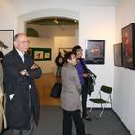 Gäste aus Villars beim Rundgang durch die Vogelmalerausstellung im            Beisein des mit Stadtratspräsidenten Dr. Volker Bürger (links).