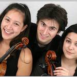 Leibnitz-Trio: Hwa-Won Pyun (Violine), Nicholas Rimmer (Klavier) und Lena Wignjosaputro (Violoncello) Foto: Peter Hecking
