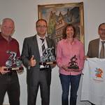 (von links) Dieter Krone von der Stadtverwaltung Halberstadt, Oberbürgermeister Andreas Henke, Annette Seelhorst, Inhaberin der Stadtapotheke, und Wolfgang Glombitza, DAK-Chef von Halberstadt mit den bereits erradelten Pokalen für Halberstadt