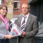 Stephanie freut sich über  das Gastgeschenk aus den Händen des Oberbürgermeisters Andreas Henke