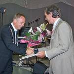 Gerd Holstein, Präsident des HT 1861 (rechts), freut sich über die Auszeichnung mit der Ehrennadel Silberner Roland und die Glückwünsche von Halberstadts Oberbürgermeister Andreas Henke.