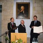 Der Schriftsteller, Historiker und Journalisten Philipp Blom freut sich über die Auszeichnung mit dem Gleim-Literaturpreis, den ihm Halberstadts OB Andreas Henke (li.) und Udo Mammen, Vorsitzender des Förderkreises Gleimhaus e.V., übergaben