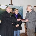 Ideengeber und Initiator der Ausstellung, Christof Hallegger (rechts), freut sich über das Geschenk von Rüdiger und Maria Meussling - ein Buch über die Thomaskirche in Pretzin, in der ebenfalls Kunstwerke von Johann-Peter Hinz zu      sehen sind.