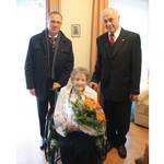 Frieda Volkmann und ihr Großneffe Dieter Grebin (rechts) freuen sich über die persönlichen Glückwünsche des Oberbürgermeisters Andreas Henke
