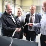 (von links) Carsten Germer, Gabriele Lohmann, Oberbürgermeister Andreas Henke und Thomas Rimpler in der Produktionshalle der HBS Technik GmbH