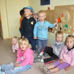 Die Jüngsten der Kindertagesstätte Holzbergwichtel im Ortsteil Sargstedt freuen sich über die neue Aktionswand in ihrem Gruppenraum.
