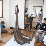 Schüler des Martineums setzen sich mit Metallskulpturen von Johann-Peter Hinz auseinander