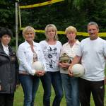 Freude über das neue Netz und neue Bälle: (von links) Ortsbürgermeisterin Ursula Kirste, Sportlehrerin Carmen Giese, sowie Marion Kahmann und Bärbel Spaniel vom Bad-Förderverein und Schwimmmeister Kai Borchert.