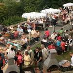 Publikum auf der Terasse des Jagdschloesschens beim 5. Parkfest im Landschaftspark Spiegelsberge - Foto: Peter Windhövel