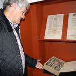 Julius Schoeps vor der Vitrine mit dem kostbaren Band aus dem Babylonischen Talmud. - Foto: Ute Huch