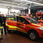 Zwei neue Fahrzeuge wurden am Dienstagabend in der Feuerwache offiziell an die Feuerwehr Halberstadt übergeben.  - Foto: Ute Huch