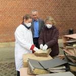 Mit großem Interesse verfolgt der Ortsbürgermeister des Schachdorfes Ströbeck, Jens Müller, das Aussortieren des Archivgutes durch Corinna Braune und Frau Stefanie Volmer.