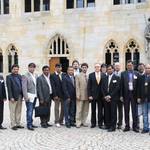 Die indische Delegation aus dem Bundesstaat Gujarat  mit Halberstadts Oberbürgermeister und Vertretern der Stadt vor dem Rathaus Halberstadt.