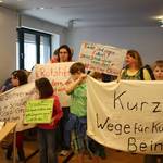 Stadtratssitzung am 18. April: Schüler und Elternvertreter fordern mit Transparenten und Plakaten den Erhalt der Langensteiner Grundschule. Foto: Ute Huch