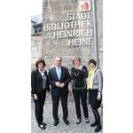 Sachsen-Anhalts Ministerpräsident Dr. Reiner Haseloff (2.v.l.), dessen Frau Gabriele (links), Bibliotheksleiterin Birgit Sommer und Edwina Koch-Kupfer, Vorsitzende des Bibliotheksfördervereins Halberstadt e. V. (rechts) am Eingang der Stadtbibliothek