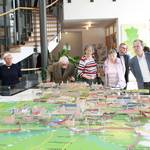 Neugierige Blicke auf das Miniaturmodell der Straße der Romanik während der Eröffnung der Ausstellung im Gleimhaus Halberstadt. - Foto: Ute Huch