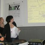 Julia Grüber (links) und Julia Herbst aus der Projektgruppe der Hochschule Harz stellen die verschiedenen Touren für das HalberstadtRadeln am 15. Juni vor.