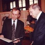 Damaliger Ministerpräsident Dr. Reinhard Höppner während der Auszeichnung Walter Bolzes mit dem Bundesverdienstkreuz im Jahr 1997.  - Foto: Stadtarchiv