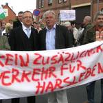 Harslebens Ortsbürgermeister Holger Bauermeister (Mitte rechts) und Halberstadts Oberbürgermeister an der Spitze der Protestaktion auf der durch Harsleben führenden Bundesstraße B79.