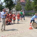 Halberstadts Oberbürgermeister Andreas Henke gibt Startschuss für Halberstädter Fassrollen auf dem Domplatz. Foto: Ute Huch