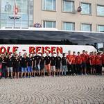 Junge Fußballer des VfB Germania feiern Aufstieg auf Rathausbalkon in Halberstadt