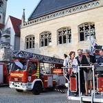 Ute Pesselt, Bürgermeisterin der Verbandsgemeinde, und Halberstadts Oberbürgermeister Andreas Henke (Mitte) sowie die Journalistin Karin Itzigel beim Einsteigen in den Korb der Feuerwehrdrehleiter in Begleitung von Brandmeister Sven Gerecke (rechts).