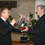 Ein Präsentkorb für Hartmut Zimmermann (rechts) als Dankeschön von Oberbürgermeister Andreas Henke.