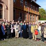 Die Mitglieder des Fördervereins des jüdischen Museum Franken in Fürth vor der Klaus-Synagoge in der Halberstädter Altstadt. Mitte vorn: Der stellvertretende Oberbürgermeister Dr. Michael Haase und die Vorsitzende des Fördervereins der jüdischen Muse