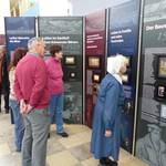 Besucher schauen sich die Martin-Luther-Ausstellung aus Halberstadt an.