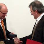 Prof. Dr. Wolfram Wermke vom Universitätsklinikum Charitè Berlin (rechts) erhält  aus den Händen von Prof. Dr. Steffen Rickes die Krienitz-Gedenkmedaille 2013.