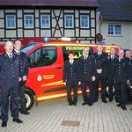 Dr. Michael Haase (rechts) mit Mitgliedern der Ortsfeuerwehr Aspenstedtvor dem neuen Fahrzeug. Foto: G. Eggert